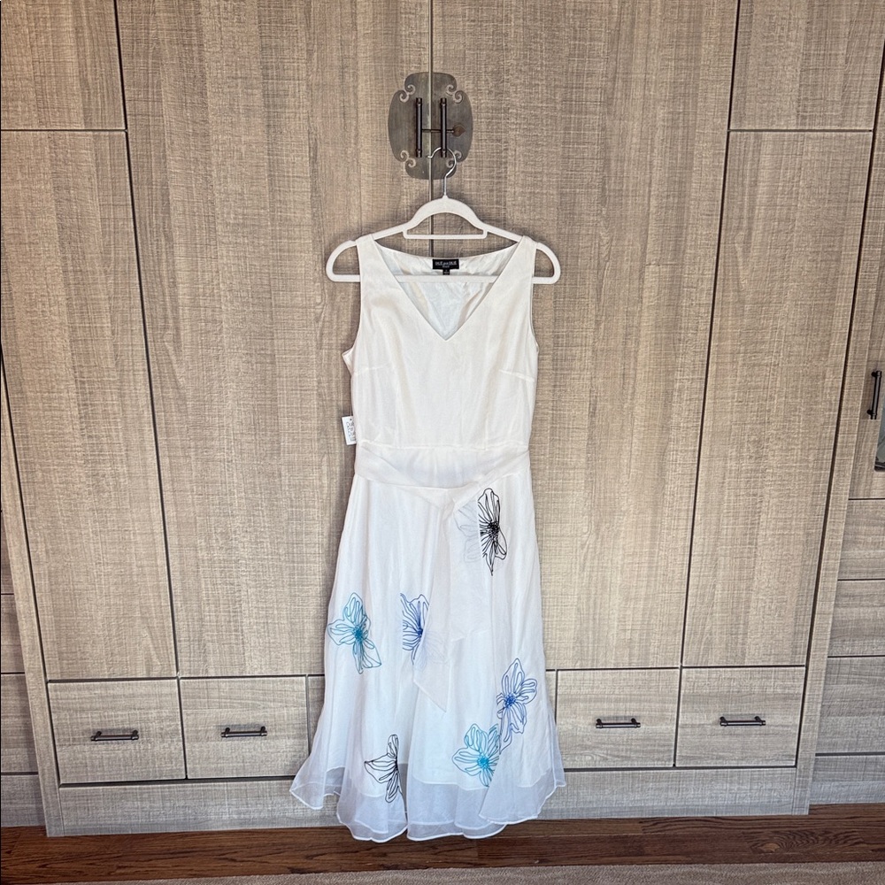 Due Per Due Veste 100% Silk White‎ Sleeveless Dress with Blue Floral Accents